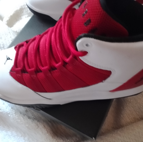 Jordan Max Aura 6.5 Y / 37.5 (NWOT) White Black Red - Picture 10 of 12